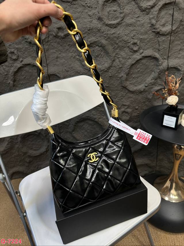 配折叠盒 香奈儿chanel24A黑金hobo绝美这一季最值得入手的款式啦 容量超可 肩带长度也ok 黑金皮穿链做旧宽版肩带上身甜酷又显气质 不挑身高 自重贼轻