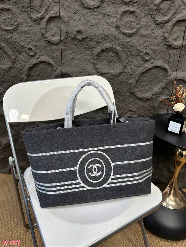 香奈儿牛仔沙滩包托特包 背着这只香奈儿沙滩去旅游吧！！ 不背这只香奈儿沙滩包出去玩太对不起了它的名字了！！包身牛仔面料 上身妥妥的爱住了～很轻盈的一款小托特 可