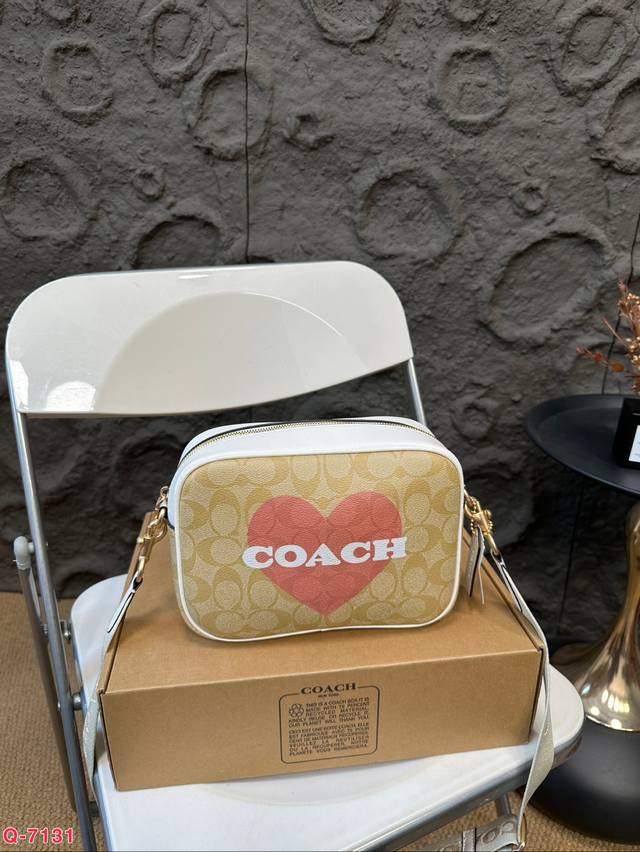 配飞机盒 蔻驰coach粉色mini相机包真的超可爱！ 2024新一轮粉色炸弹来袭 Coach情人节限定爱心印花系列之 Mini Jamie相机包 包身20厘米