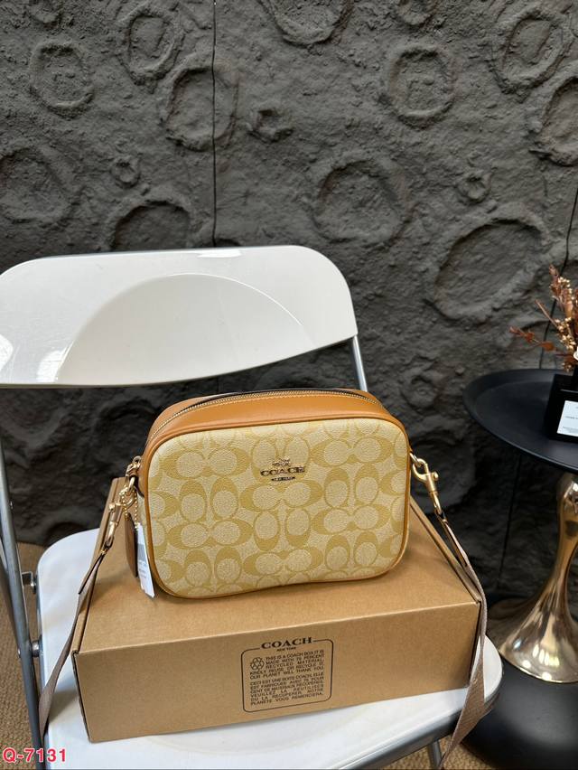 配飞机盒子 Coach 蔻驰相机包 不仅实用百搭，价格也非常美丽！ 单肩斜挎多用哦 这个也是蛮吸引人很有特色。个人真的很爱这种简约本身自重比较轻，但又能放很多东