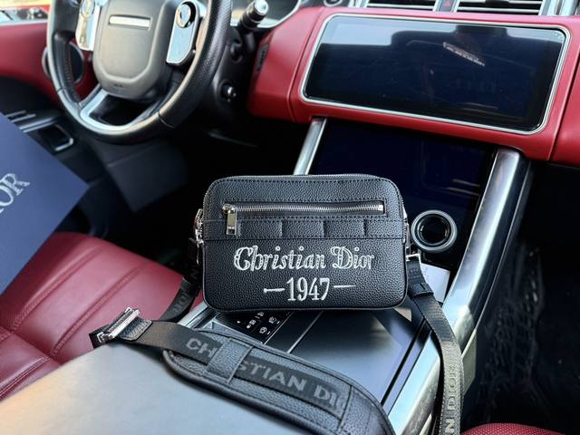 高端货 新款 “Dior迪奥”单肩包 Dior迪奥 Christian Dior 1947”标志 Safari 可调节可拆卸肩带 粒面牛皮革 信使包单肩包相机包