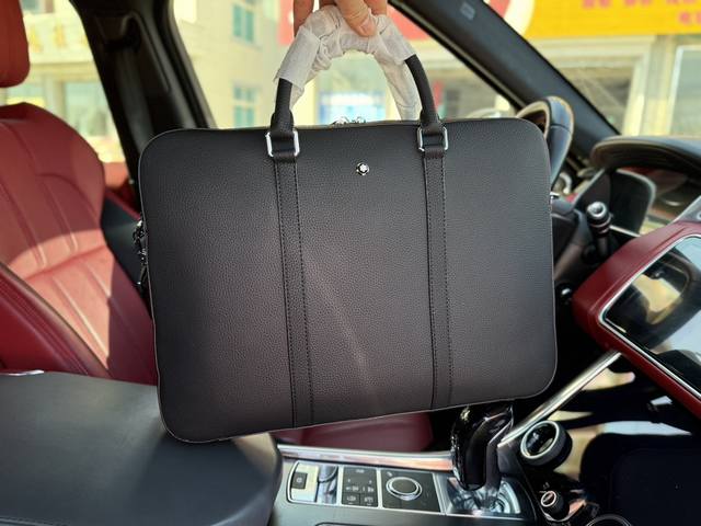牛皮版高端货 “ Montblanc ”万宝龙公文包万宝龙男士荔枝纹牛皮公文包 顶级进口原厂面料高清五金logo标志、专用里内里。电脑隔层，拉链暗袋。顺滑拉链、