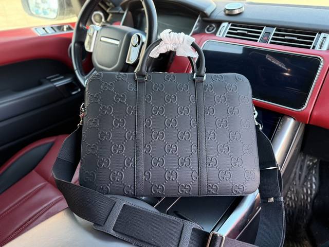 牛皮版高端货 “ Gucci ”古奇公文包古驰男士荔枝纹牛皮公文包 顶级进口原厂面料高清五金logo标志、专用里内里。电脑隔层，拉链暗袋。顺滑拉链、油边超平滑、