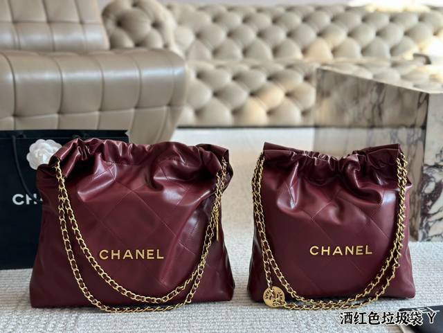 Chanel 垃圾袋 22手袋正品皮限定色紫红小号 皮质细腻有光泽,既柔软又耐磨,两者兼具 简简单单的外观却藏着不少设计师的高级设计,镂空的 Chanel Lo Chanel 垃圾袋 22手袋正品皮限定色紫红小号 皮质细腻有光泽,既柔软又耐磨,两者兼具 简简单单的外观却藏着不少设计师的高级设计,镂空的 Chanel Lo