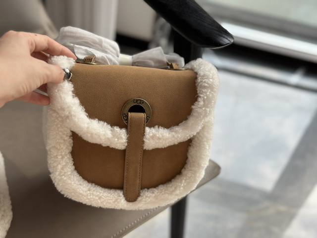 Ugg毛绒包羊羔毛包不要太好看 虽然容量小但是也够出门装口红手机了 满满的少女心被激起背上瞬间觉得自己回到18岁哈哈 实物是很正宗的棕色■真的超级好看 不知道有
