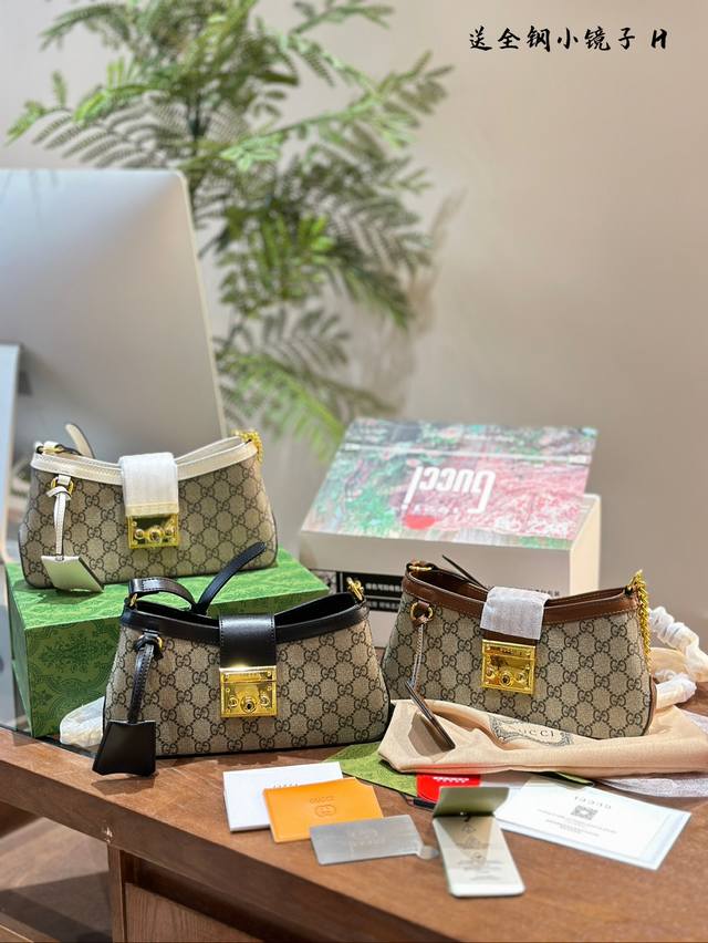 Cucci小号肩背包 Padlock系列小号肩背包 G家这款小号肩背包以品牌手工行李箱工作室起源为灵 感来源，采用黑色和乌木色gg Supreme帆布打造，亮眼