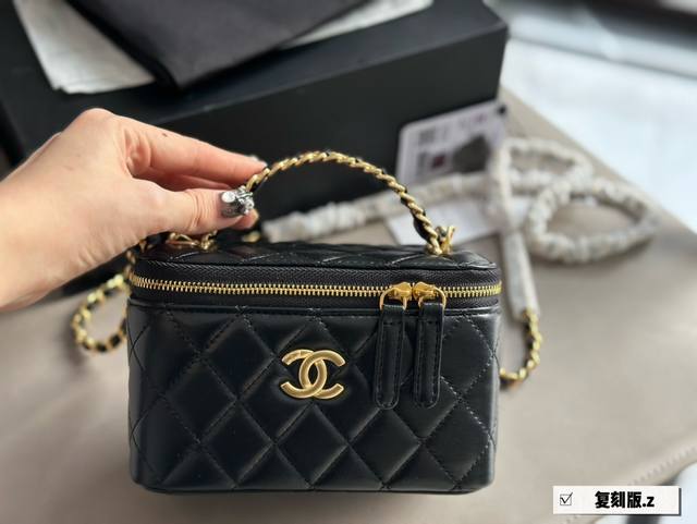 升级款 礼盒包装 Chanel 手工坊手柄小盒子上身可可爱爱金至于容量，我放了一个粉饼 还蛮大的那种 、唇釉、耳机、小梳子，女生出门基本也差不多这些吧，基本都是