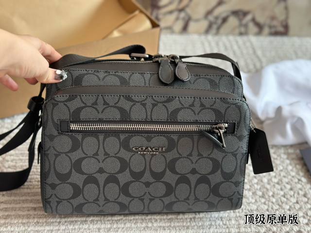 配盒 顶级原单版 Size：23*16Cm C家 新品黑色 男生都会喜欢的相机包！ 款式对于男生来说真的太友好了又能装又百搭 搜索蔻驰 Coach 男包