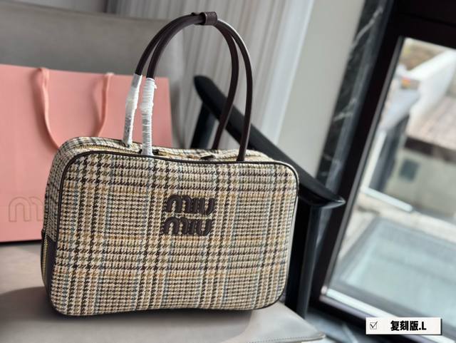 配盒 Size:35*22Cm Miumiu保龄球 公文包 采用小牛皮 皮质光滑细腻柔软, 棉质缎面衬里。 背起来都很nice 哦 可手拎也可斜挎! 出场就是m 配盒 Size:35*22Cm Miumiu保龄球 公文包 采用小牛皮 皮质光滑细腻柔软, 棉质缎面衬里。 背起来都很nice 哦 可手拎也可斜挎! 出场就是m