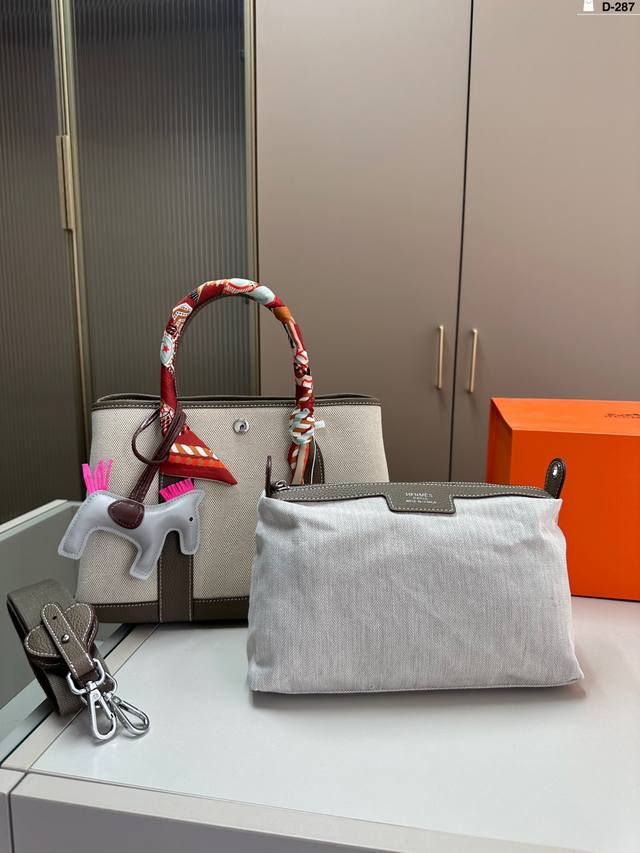 Hermes 爱马仕托特包花园包 纯牛皮材质，颜色多样～ 样式简单大方，性价比超高 两侧马鞍钉暗扣调节 实用与质感兼具 内胆+折叠盒+丝巾+小马挂件 D-287