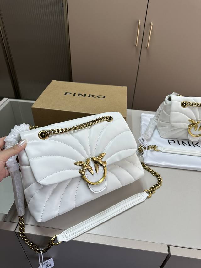 大 Pinko 限量燕子包可甜可盐 是有品味和个性的妹子的最佳选择盛 就会与众不同 随时成为焦点 尺寸27×16 20×12飞机盒 大 Pinko 限量燕子包可甜可盐 是有品味和个性的妹子的最佳选择盛 就会与众不同 随时成为焦点 尺寸27×16 20×12飞机盒