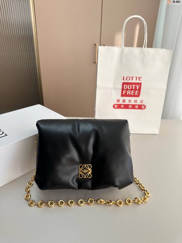 Loewe秋冬时髦住了 罗意威面包包 是圆鼓鼓的设计很可爱,面包包填充了摸起来超级舒服 搭配了金属短链条又很时髦!D-301尺寸:22.7.16折叠盒 Loewe秋冬时髦住了 罗意威面包包 是圆鼓鼓的设计很可爱,面包包填充了摸起来超级舒服 搭配了金属短链条又很时髦!D-301尺寸:22.7.16折叠盒