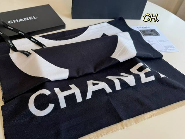 配盒纸袋 Size：180×65 Chanel香奈儿秋冬必备韩系围巾 很柔软保暖的一款围巾 百搭实用也做披肩， 不仅好看又可以保暖～ 随手一搭就很好看