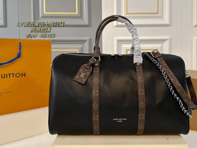 无盒 Size:45×26 Lv路易威登新款黑武士旅行袋 超大容量，承载满满实用性 质感拉满，年轻时尚单品～ 耐磨耐用，出行旅游必备