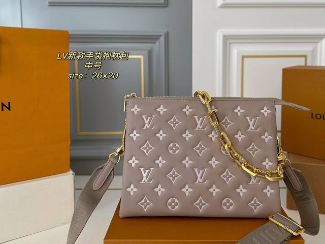 折叠盒飞机盒 Size：26×20 Lv路易威登coussin手袋抱枕包 包如其名像只柔软可爱的小坐垫， 包身立体浮雕logo，低调复古 大气又时髦！有被它酷到