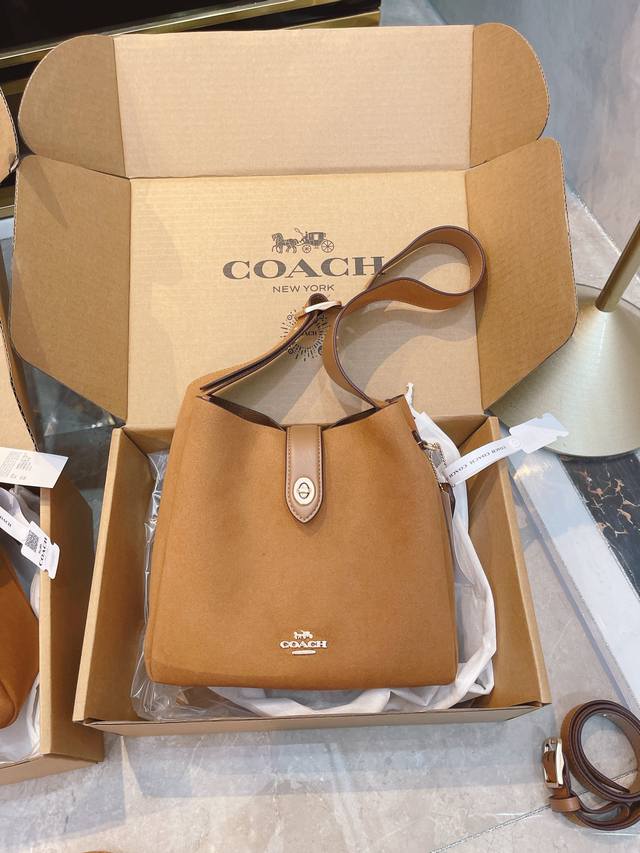 麂皮 官网飞机箱包装 配长带 蔻驰 Coach 麂皮 水桶包 独特的绒面质感，呈现一种柔和的光泽。 质地柔软，手感舒适，使用时能够完美贴合身体，带来舒适体验。