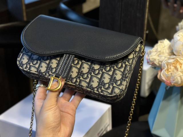 原单 折叠礼盒 Saddle Dior Oblique 链条包 全新oblique 帆布烟花马鞍腰包凝聚精湛工艺 位于意大利的迪奥皮革工坊精雕细琢将极具魅力的o