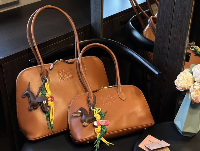 送挂件 礼盒包装 Miumiu 通勤人必备 贝壳包包 这只aventure我要夸爆它绝对是公文包中的颜值天花板 绝对的断货王酷酷的慵懒感洋气且时髦 还有一丢vi