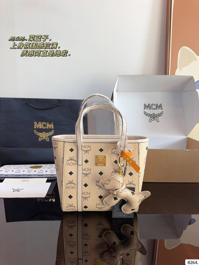配礼盒 Mcm 菜篮子 越看越可爱 经典配色 容量日常出门没毛病 手机 钥匙 钱包都能轻松放下 颠覆我对迷你包的概念 爱了爱了 可斜挎可手拎 斜挎也很贴合盛 百
