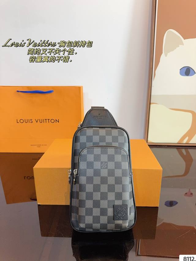 配礼盒. L家 腰包 胸包 亦可单肩背挎或斜挎， 棉质帆布内衬 原单五金+原版皮料！ 尺寸：15*4*24Cm 搜索lv 腰包