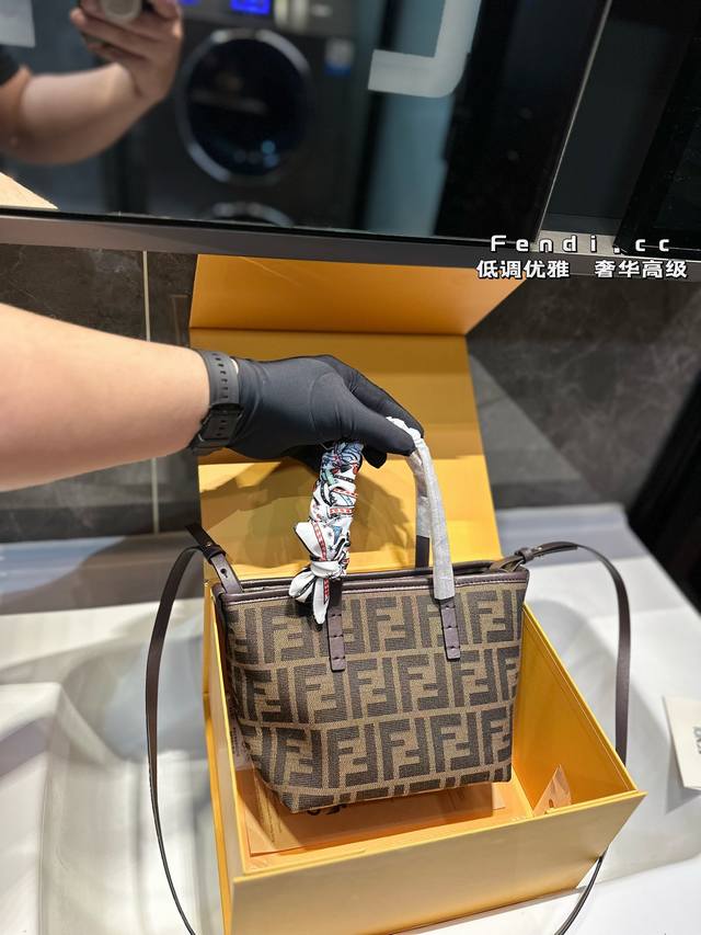礼盒包装 Fendi 老花roll 迷你菜篮子 新款的老花 Roll迷你菜篮子，深咖色小牛皮配老花宇母 带点复古感的时尚，自带的小牛皮长肩带可以自由拆 卸，能斜