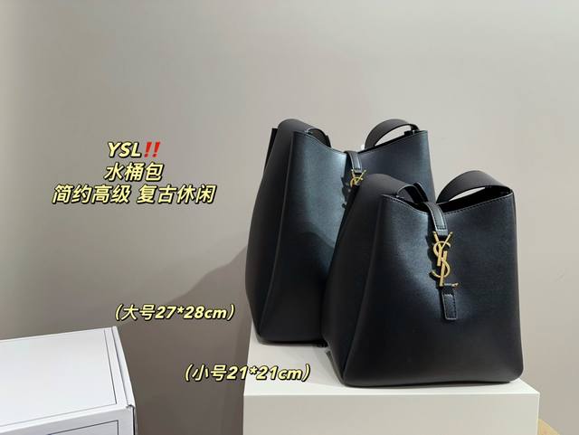 大号 全套包装尺寸27.28 小号 全套包装尺寸21.21 圣罗兰 水桶包 Ysl 没有繁杂的设计 简简单单的将 Ysllogo字眼变成包扣 皮质柔软一点都不土