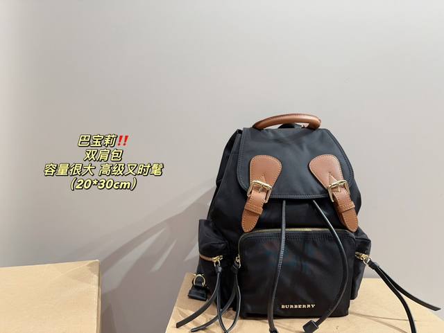 尺寸20.30 巴宝莉 双肩包 设计灵感源自品牌20 世纪初的经典军装造型，希望轻量、柔软又多个拉链设计作收纳而旦物料方面是以 吸收 Trench Coat 千