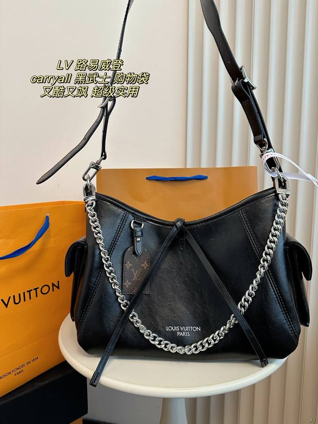 配盒 Lv 路易威登 Carryall 黑武士购物袋 这款包真的太有味道了，浓浓的复古风情，Vintage的精髓体现的淋漓尽致，灵感源自档案馆的复古细节，尤其值