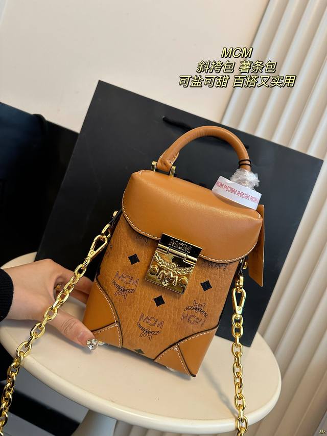 配盒 Mcm 薯条包 斜挎包 链条包 可盐可甜看一眼就爱上! Mcm Softberlin系列的小挎包,有个可耐昵称薯条包。因为它的包身比较窄并且是竖版的外形, 配盒 Mcm 薯条包 斜挎包 链条包 可盐可甜看一眼就爱上! Mcm Softberlin系列的小挎包,有个可耐昵称薯条包。因为它的包身比较窄并且是竖版的外形,