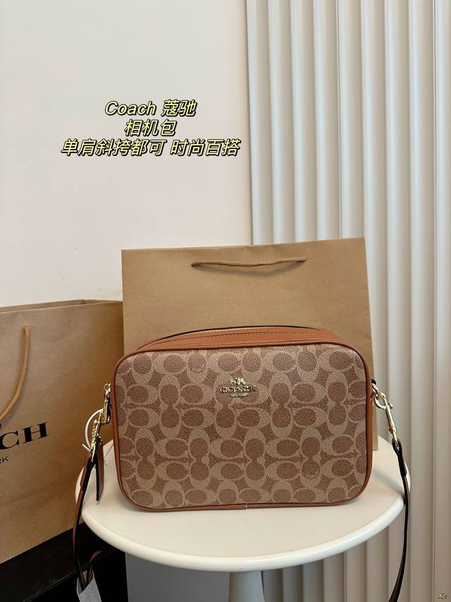 配盒 Coach 蔻驰 单肩斜挎相机包 经典的相机包，小巧的包身但容量非常大，可调节长短肩带。手机 ，化妆品，小钱包，钥匙等，都可以轻松放下。 尺寸：25*16