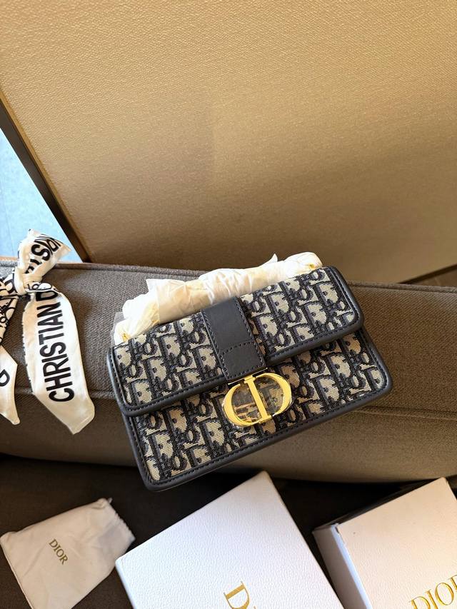 折叠礼盒包装 Dior Camp新款蒙田包 采用专柜御用原版双面绣老花料 迪奥的oblique复古印花图案早在上世纪六十年代就在巴黎时装周里掀起热潮 不同的是如
