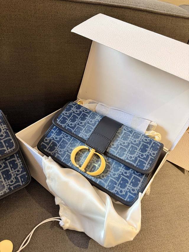 折叠礼盒包装 Dior Camp新款蒙田包 采用专柜御用原版双面绣老花料 迪奥的oblique复古印花图案早在上世纪六十年代就在巴黎时装周里掀起热潮 不同的是如