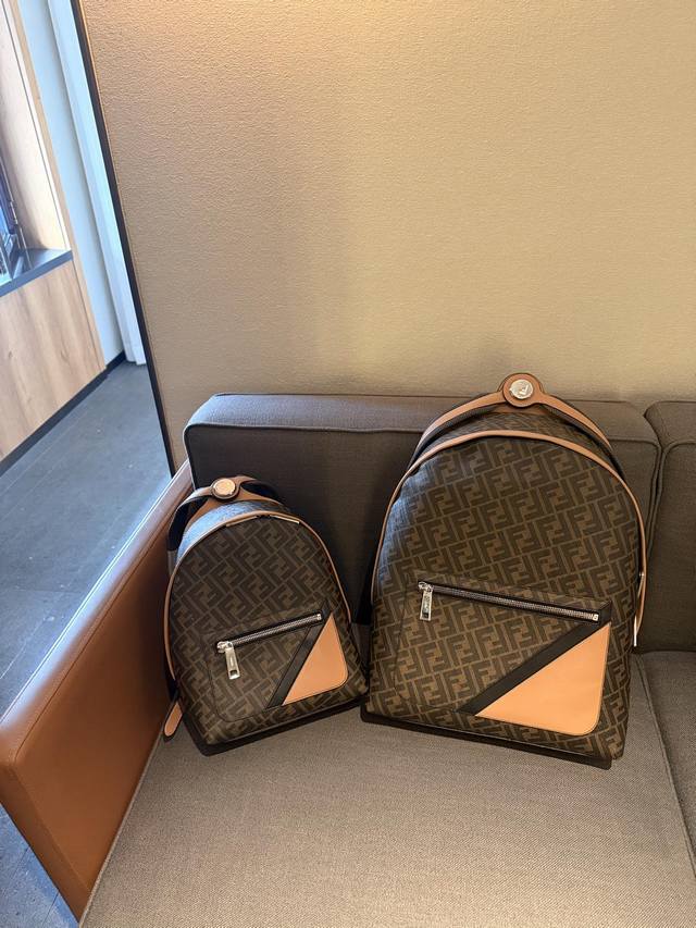 芬迪 Fendi 老花双肩包 新款老花双肩背包，诠释经典，巧饰细节，可以让两条肩带变一条单肩款式。颜值与实用性兼具的一款双肩包，设有一个双向拉链隔层、一个内部拉
