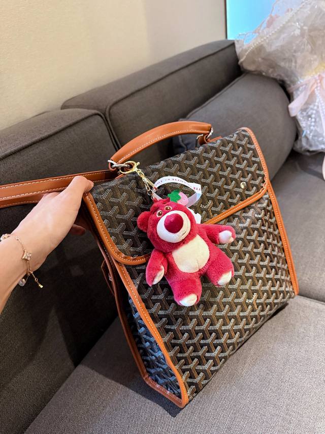 送挂件 戈雅双肩包 阿希哥同款 Goyard戈雅原厂订制y涂鸦料配皮轻便 耐磨材质出行易搭配 有个性 网红同款 品质超赞 人手必备的一款喜欢的抓紧自留啦 尺寸：