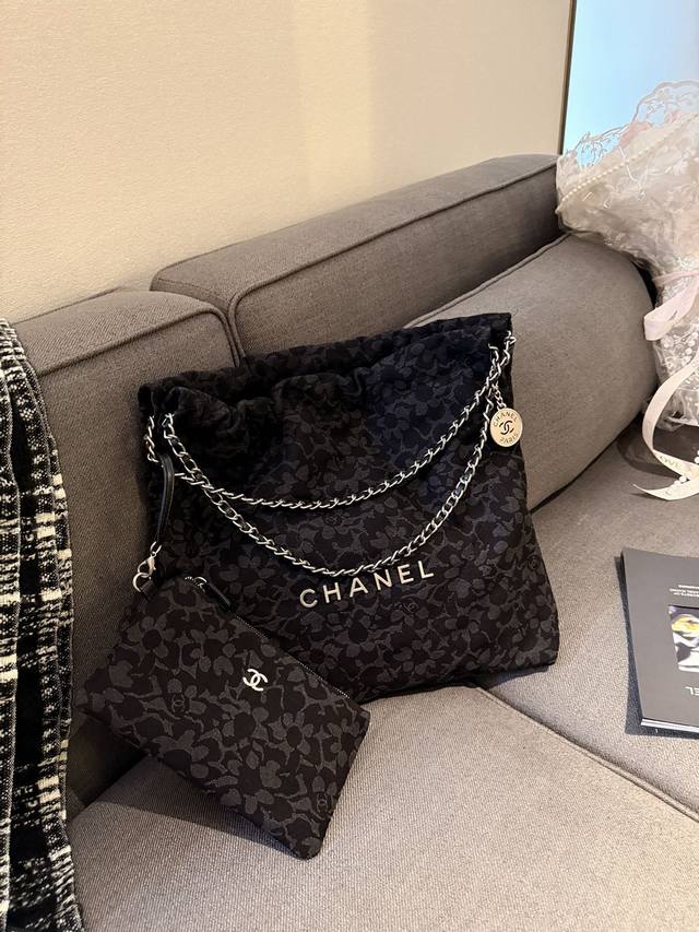 折叠礼盒包装 香奈儿chanel 22Bag垃圾袋 又随性又优雅 卫衣马丁靴还是优雅痞痞小公主 它都能驾驭 四季都可以搭配各种风格～ 很容易背出慵懒随性的感觉o