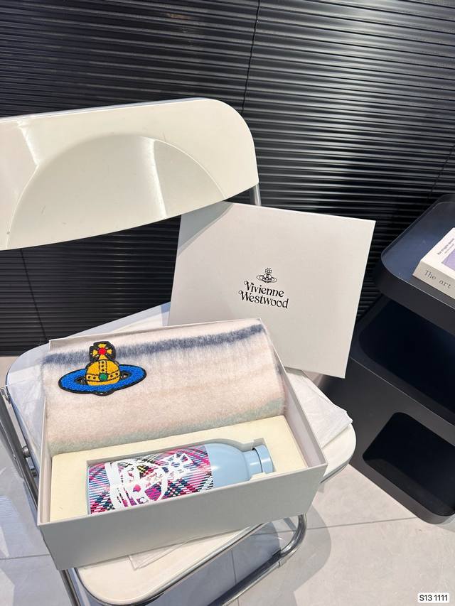 配盒子 Vivienne Westwood西太后土星logo围巾土星限量水杯套盒 每一个都是yyds 西太后土星围巾 一条围巾拯救一身穿搭 拍照都不止精致一个档