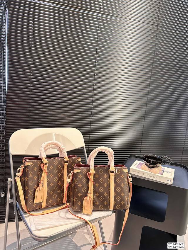 大号 小号 飞机盒折叠盒子 Lv 蒙田这款包真是太有味道了 浓浓的复古风情 的精髓体现的淋漓尽致 挺括明快的线条与丰富的经典设计细节彰显独特魅力：尺寸：大号29