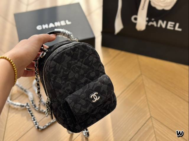 折叠盒 尺寸13*19 香奈儿chanel Mini双肩包 头层牛皮 简直无法拒绝 超显气质 高级感十足 集美必入款 折叠盒 尺寸13*19 香奈儿chanel Mini双肩包 头层牛皮 简直无法拒绝 超显气质 高级感十足 集美必入款