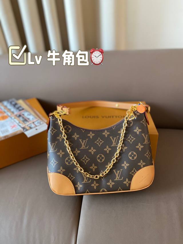 Lv 牛角包 最新断货王，听我的一定要入，已经帮你们去对比过了，直接省了一万多的最新牛货！柜上最新款 最最最好看的新款牛角包！ 包型中等大小，正合适，容量超足，