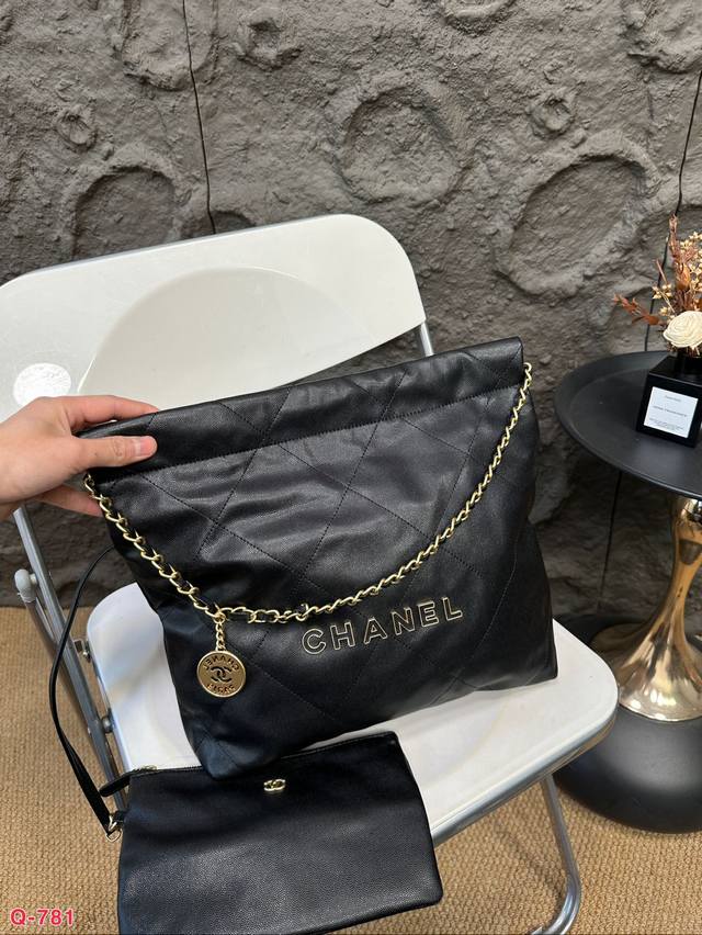 配礼盒 香奈儿垃圾袋 大号 众星宠儿chanel 23Bag这颜值太能打了能装又好看，随性软塌塌的质感背起来超有范儿！ 尺寸 35.30Cm