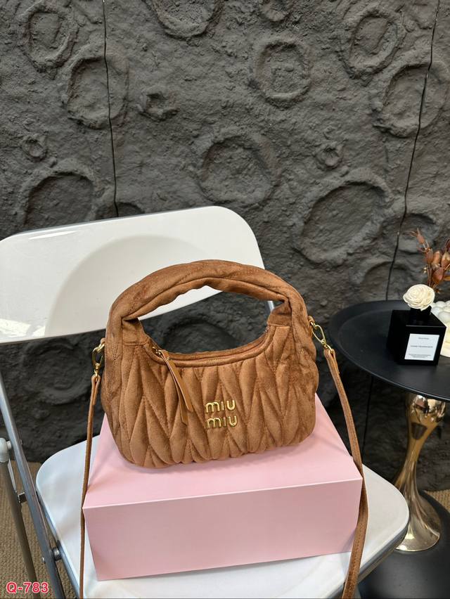 配折叠盒 缪缪miumiu Ss24新款褶皱 Tote 包 美到逆天手提斜挎背 这种充满味道的季节当然要有一直小miumiu超精致，有份量有质感 少女感中增加了