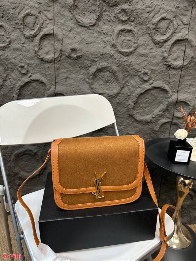 配折叠盒 圣罗兰ysl豆腐包小号,穿搭毫无压力相当司 Saintlaurent这款斜挎包材质是质感丰富的牛皮,超级经典翻盖设计,金色调的ysllogo 带来奢华 配折叠盒 圣罗兰ysl豆腐包小号,穿搭毫无压力相当司 Saintlaurent这款斜挎包材质是质感丰富的牛皮,超级经典翻盖设计,金色调的ysllogo 带来奢华