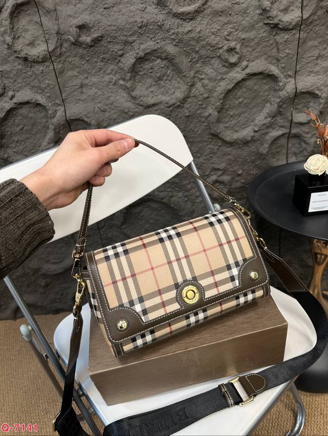 配折叠盒 巴宝莉burberry 橄榄绿新配色格子包 巴宝莉专柜最新款单肩斜挎包，实用耐久的面料 采特殊亚麻材质搭配牛皮四季必备 单肩斜挎背两用款 尺寸 24.