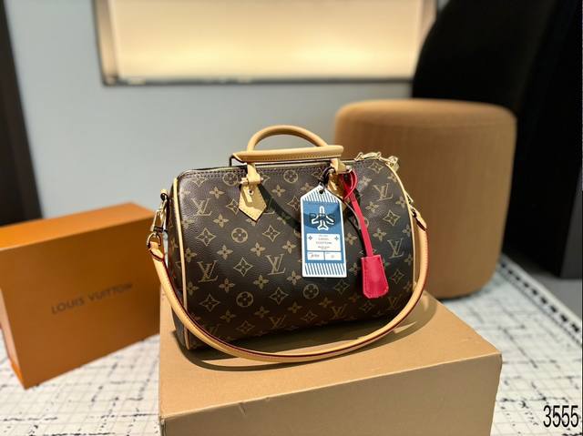 Lv彩绘枕头包 春夏秀款系列，这次lv的款太可了，男女都可以背的款 ，酷酷帅帅可可爱爱～尺寸：30.21