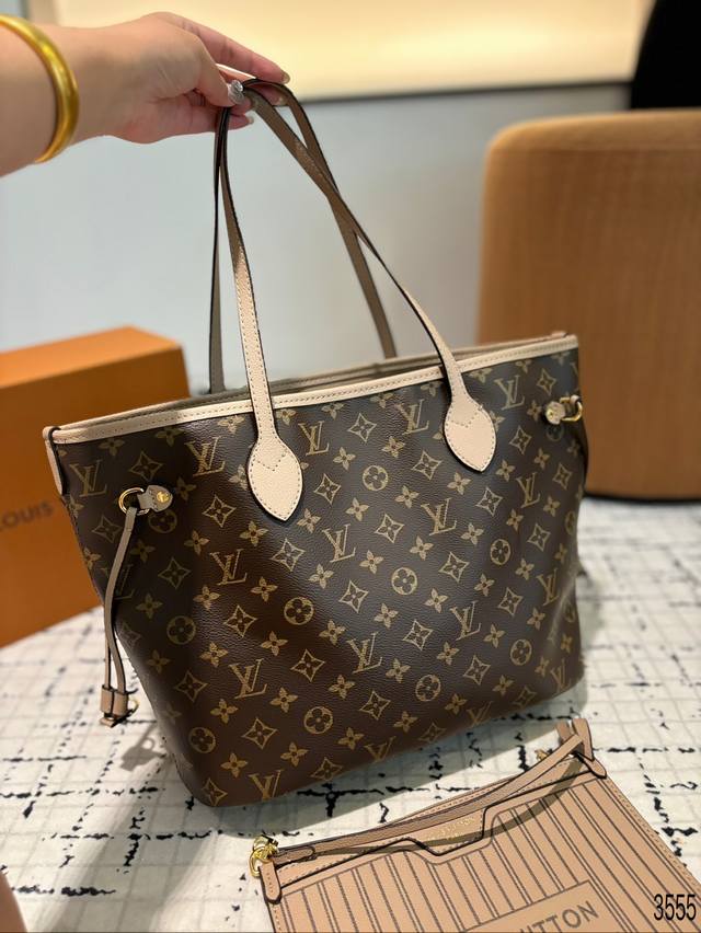 新款lv购物袋 超火的tote托特包，日常通勤都非常可会越用越喜欢的一款，值得入手。尺寸：33 27