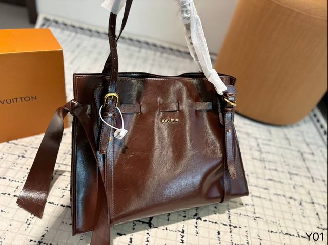 Miumiu ，采用进口小羊皮纹面料，华丽 Matelasse 工艺重释软羊革托特包活力而百搭的都市风 廓形，赋予包身纹理质感的工致立体效果，复古磨砂五金，全新