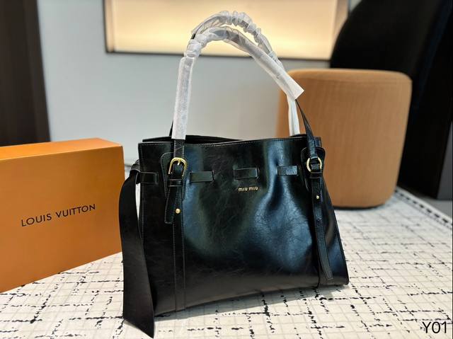 Miumiu ，采用进口小羊皮纹面料，华丽 Matelasse 工艺重释软羊革托特包活力而百搭的都市风 廓形，赋予包身纹理质感的工致立体效果，复古磨砂五金，全新