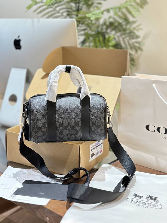 蔻驰男女通用款gotham24枕头包同款当货号ca186 Coa**新款男士经典标志帆布纹gotham 24号行李包 驴家24号平替枕头包,男女通用款,可做情侣 蔻驰男女通用款gotham24枕头包同款当货号ca186 Coa**新款男士经典标志帆布纹gotham 24号行李包 驴家24号平替枕头包,男女通用款,可做情侣