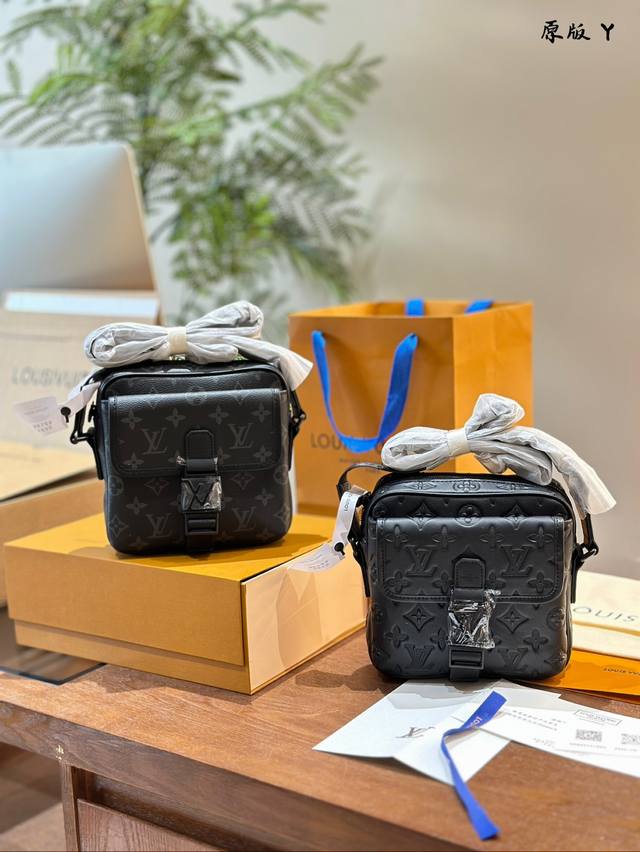 压花 黑花 Lv男士斜挎包相机包 [Getaway斜挎手袋] M12518 黑花12516黑色 条纹压花 2024秋冬新款男包，斜挎包黑色 尺寸:19 X 20