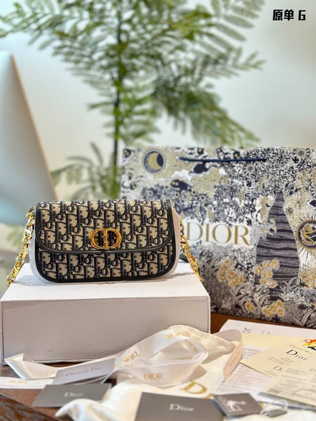 原单dior新款蒙田 帆布刺绣布配牛皮 2024年买的第一-个包太显气质了 今天来分享-组look~ 不管过了多久还是那么经典上 当然少不了气场全开的新包包 这